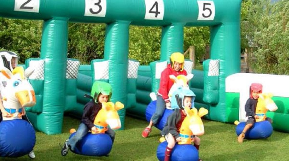 inflatable-horse-racing-broadwater parklands